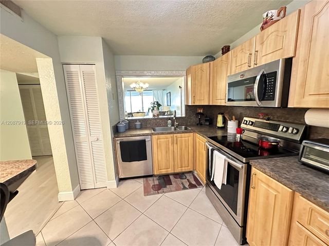 3910 Inverrary Boulevard 202-B, Lauderhill, FL 33319