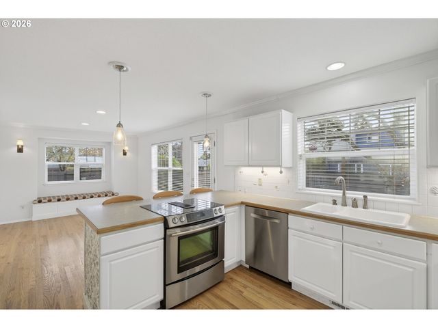 13617 Ne GLENDOVEER Ct, Portland, OR 97230