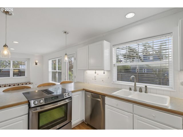 13617 Ne GLENDOVEER Ct, Portland, OR 97230