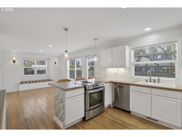 13617 Ne GLENDOVEER Ct, Portland, OR 97230