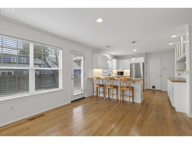 13617 Ne GLENDOVEER Ct, Portland, OR 97230