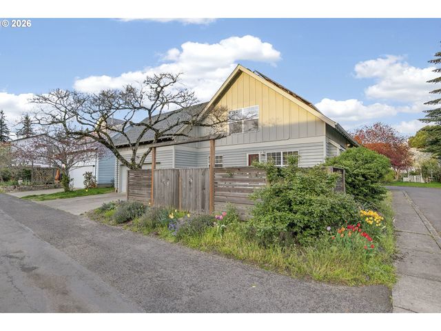 13617 Ne GLENDOVEER Ct, Portland, OR 97230