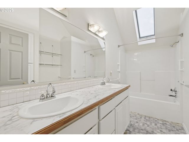 13617 Ne GLENDOVEER Ct, Portland, OR 97230