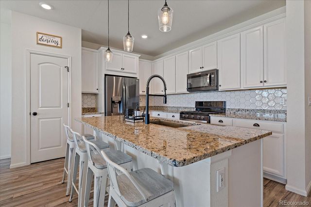 849 N Vandriver Way, Aurora, CO 80018