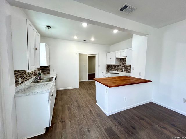 2623 W HOUSTON ST, San Antonio, TX 78207