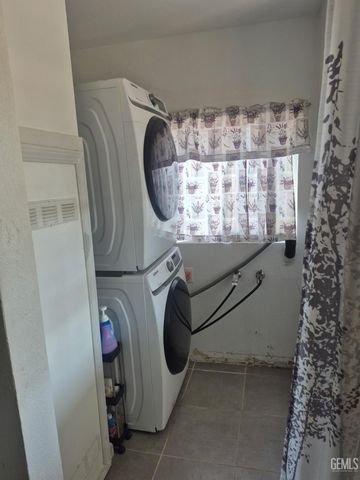 401 Van Buren Street, Taft, CA 93268