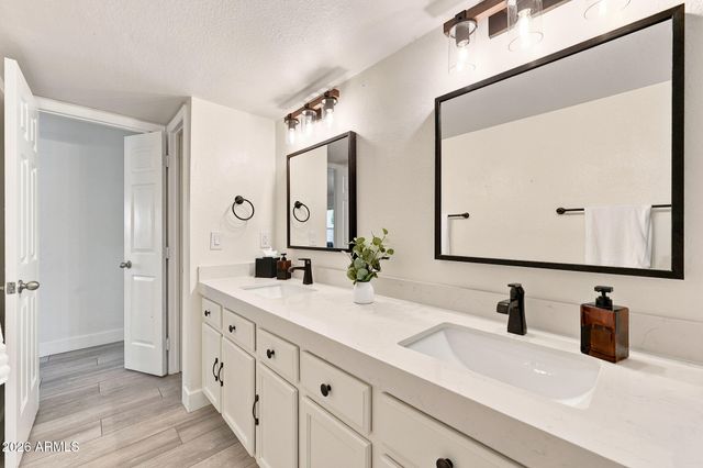 5519 E GRANDVIEW Road, Scottsdale, AZ 85254