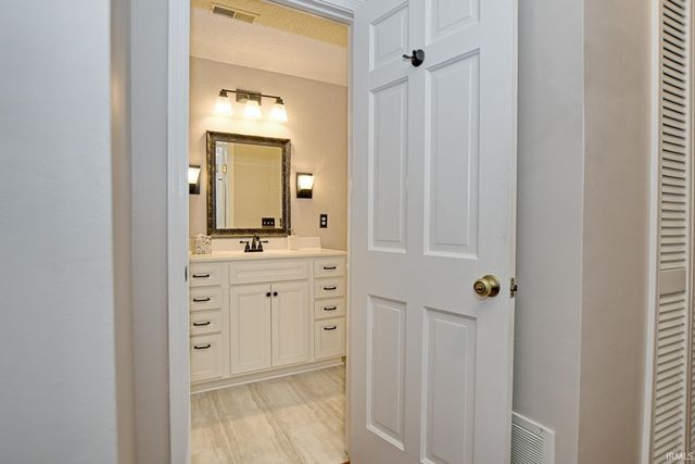 6628 Newburgh Road, Evansville, IN 47715