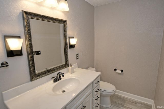 6628 Newburgh Road, Evansville, IN 47715