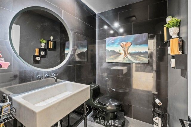 5907 Oakdale Avenue, Woodland Hills (los Angeles), CA 91367