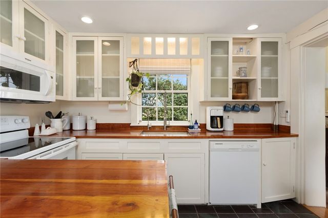 7 Old Ferry Road, Bristol, RI 02809