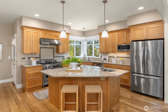 633 Pierce Court NW, Bainbridge Island, WA 98110