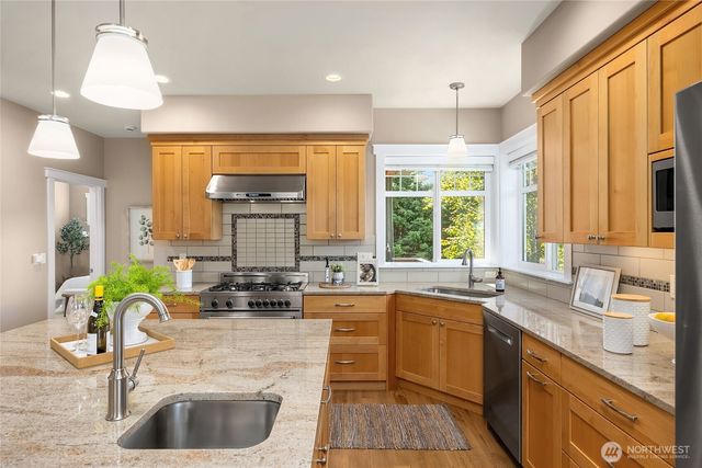 633 Pierce Court NW, Bainbridge Island, WA 98110