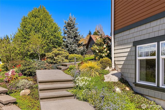 633 Pierce Court NW, Bainbridge Island, WA 98110