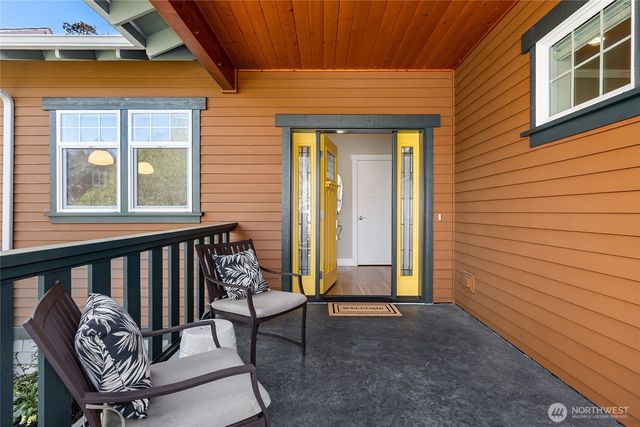633 Pierce Court NW, Bainbridge Island, WA 98110