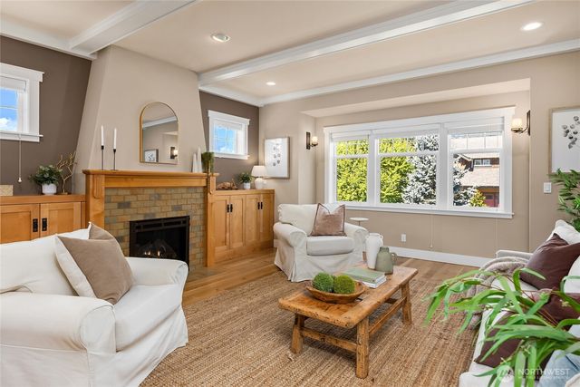 633 Pierce Court NW, Bainbridge Island, WA 98110