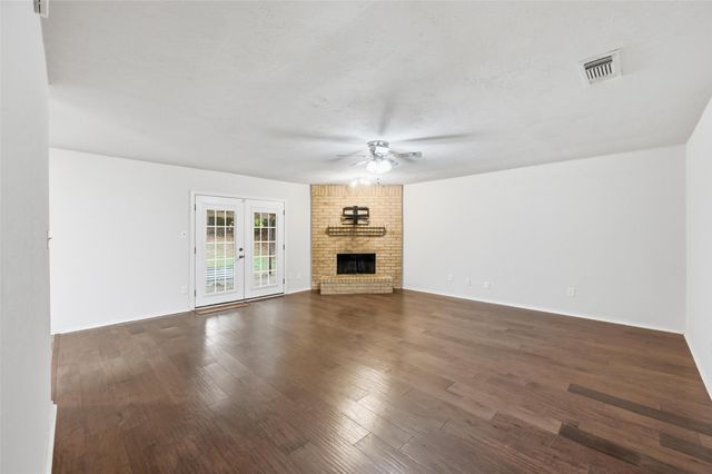 5910 Willow View Drive, Arlington, TX 76017