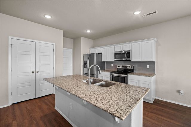 635 Woodcreek Loop, Lowell, AR 72745