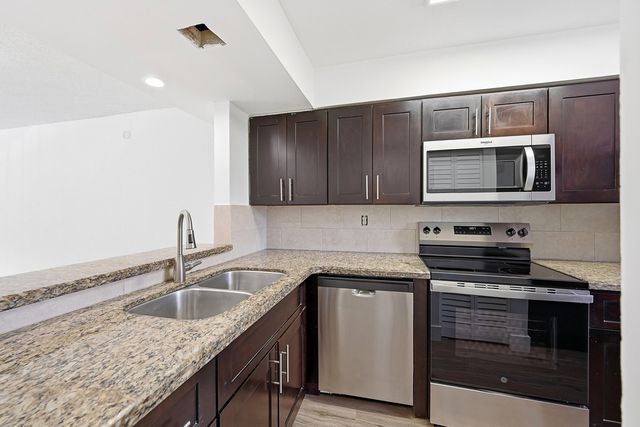 4012 Del Rio Way, Sunrise, FL 33351