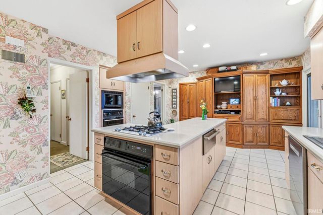 6 Clarendon Drive, Elkhart, IN 46516