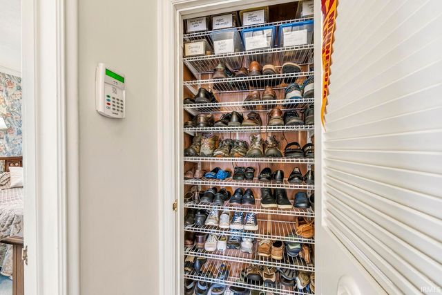 6 Clarendon Drive, Elkhart, IN 46516