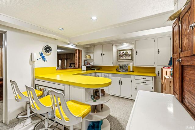 6 Clarendon Drive, Elkhart, IN 46516