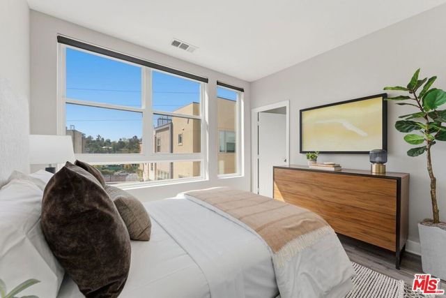 2753 Waverly Drive 806, Los Angeles, CA 90039