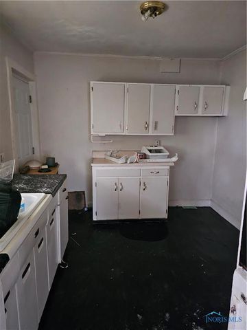 2465 Lawton Avenue, Toledo, OH 43620