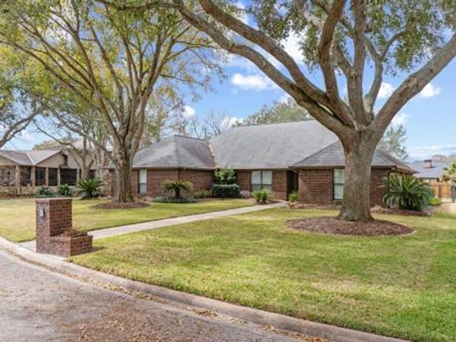 6 Valhalla Drive, Bay City, TX 77414