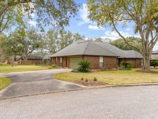 6 Valhalla Drive, Bay City, TX 77414