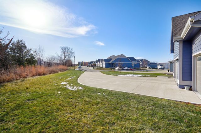 5438 S Prairie View Drive, West Des Moines, IA 50266