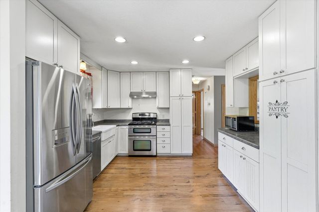 1721 Deerwood Drive, Eagan, MN 55122