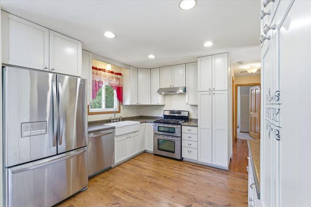 1721 Deerwood Drive, Eagan, MN 55122