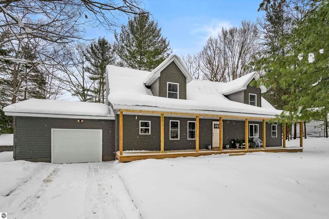 2757 Fashion Avenue, Interlochen, MI 49643