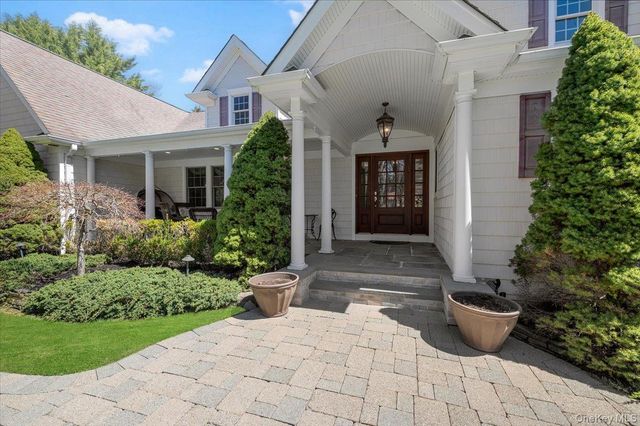 2 Memas Court, Dix Hills, NY 11746