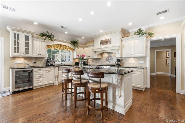 2 Memas Court, Dix Hills, NY 11746