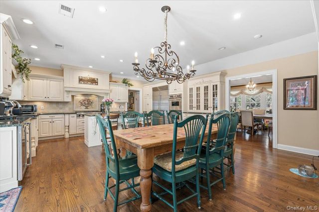 2 Memas Court, Dix Hills, NY 11746