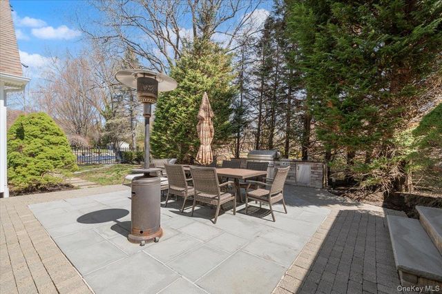 2 Memas Court, Dix Hills, NY 11746