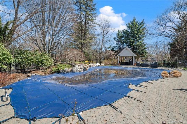 2 Memas Court, Dix Hills, NY 11746