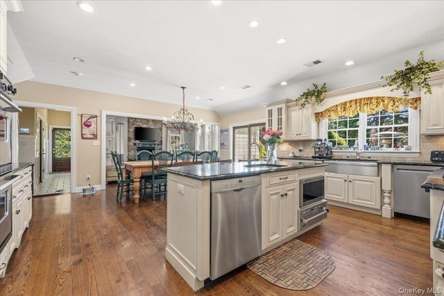 2 Memas Court, Dix Hills, NY 11746