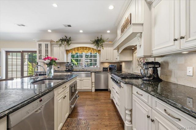 2 Memas Court, Dix Hills, NY 11746