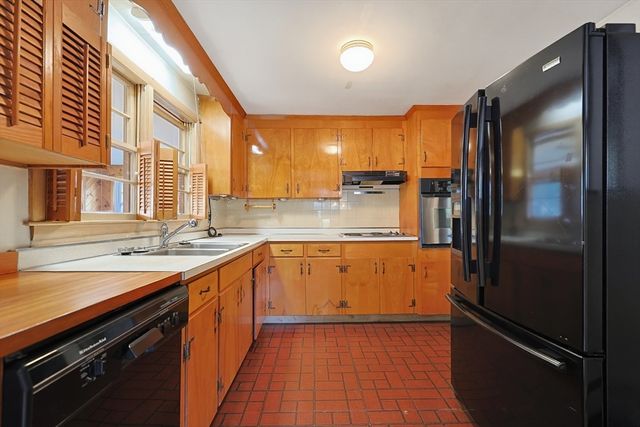 7 Hemlock Dr, Medway, MA 02053