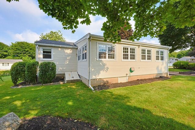 7 Hemlock Dr, Medway, MA 02053