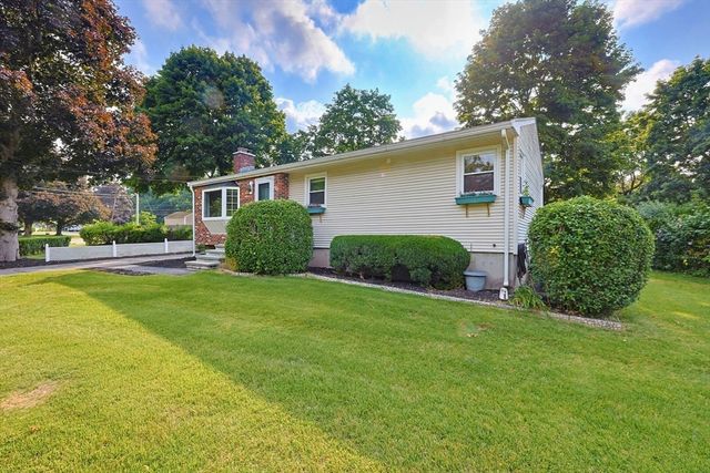 7 Hemlock Dr, Medway, MA 02053