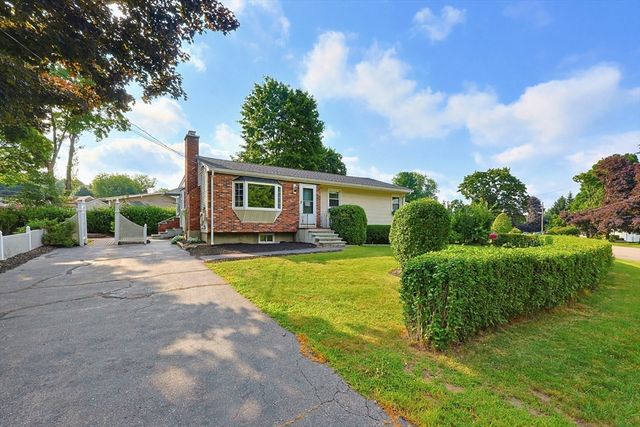 7 Hemlock Dr, Medway, MA 02053