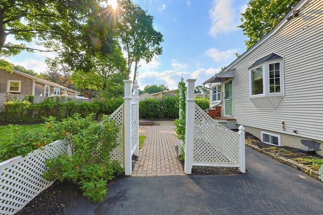 7 Hemlock Dr, Medway, MA 02053