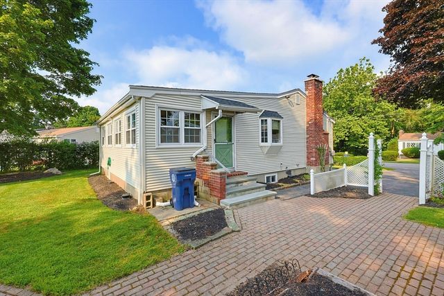 7 Hemlock Dr, Medway, MA 02053