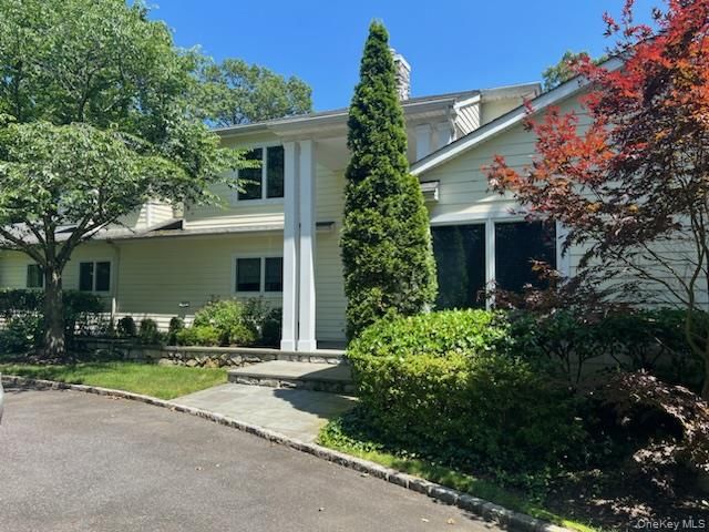 9 Meadowbrook Lane, Old Westbury, NY 11568