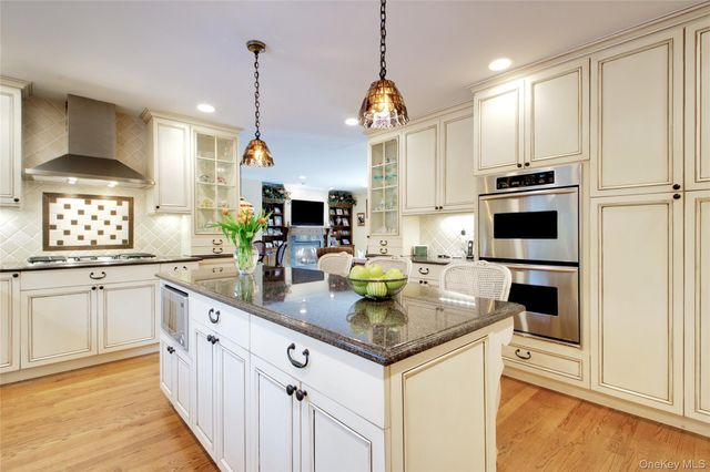 9 Meadowbrook Lane, Old Westbury, NY 11568