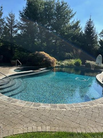 9 Meadowbrook Lane, Old Westbury, NY 11568